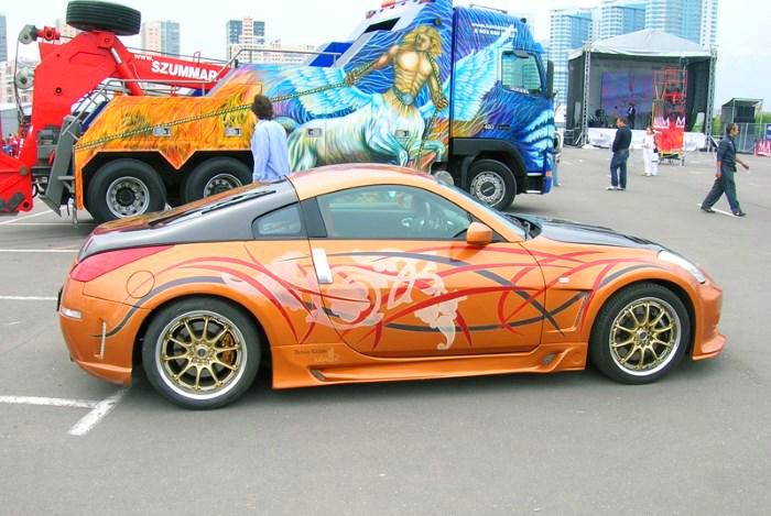 Абстрактные полосы на авто Абстрактные полосы на авто