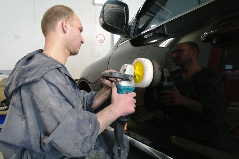 Полировка черного автомобиля
