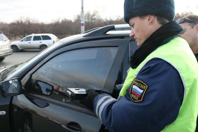 Проверка тонировки сотрудником ДПС