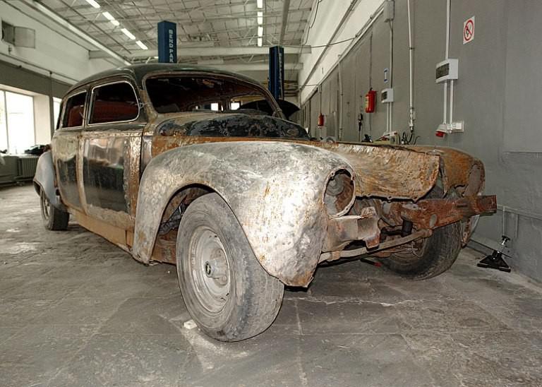 Ржавое старинное авто