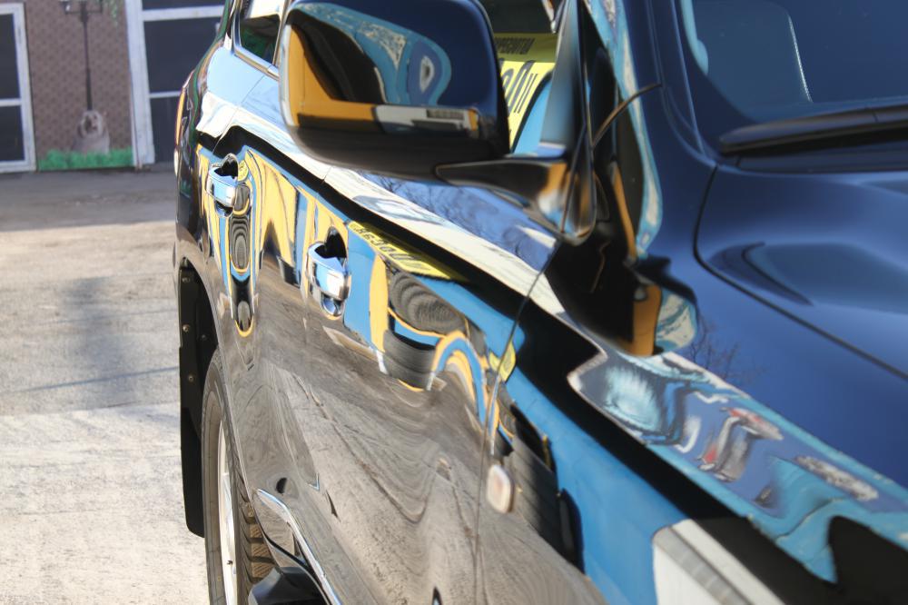 Для того, чтобы избавиться от царапин и сколов лакокрасочного покрытия автомобиля необходимо произвести полировку