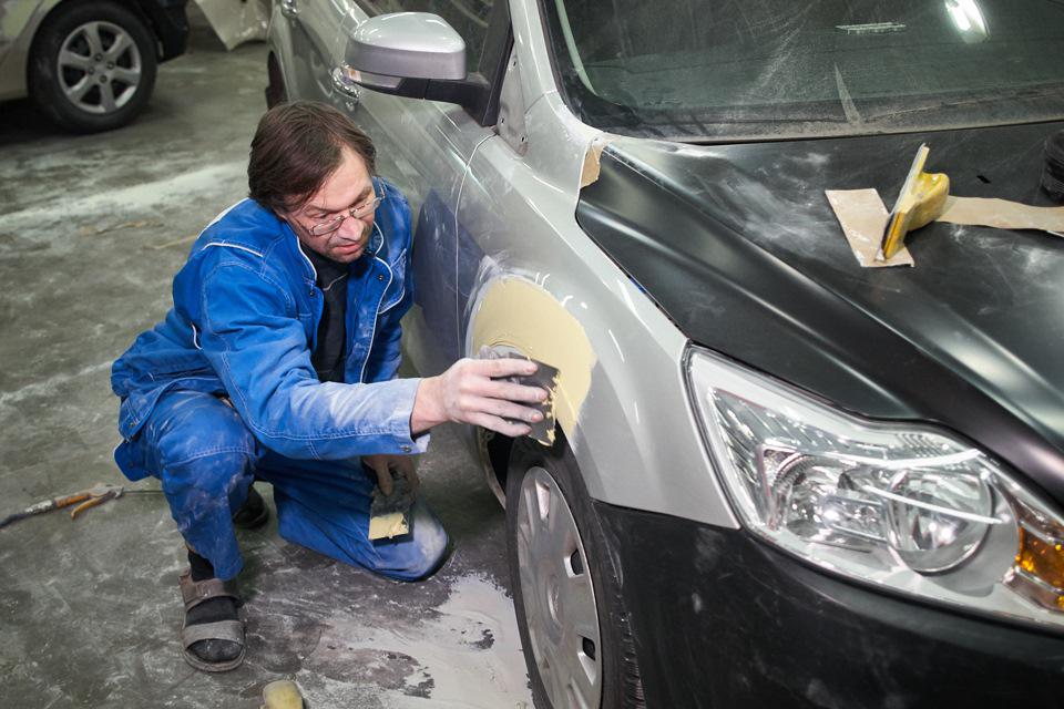 Одним из важных этапов решения проблемы повреждения кузова является шпаклевание, которое можно осуществить самостоятельно